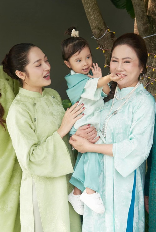 Bảo Anh được mẹ ruột hỗ trợ chăm sóc con mỗi khi cô đi diễn. Ảnh: FB Bảo Anh.