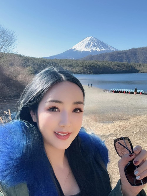 Giáng My thường xuyên đi du lịch. Mới đây, cô khoe ảnh đặt chân đến núi Phú Sĩ (Nhật Bản). Ảnh: FB Giáng My.
