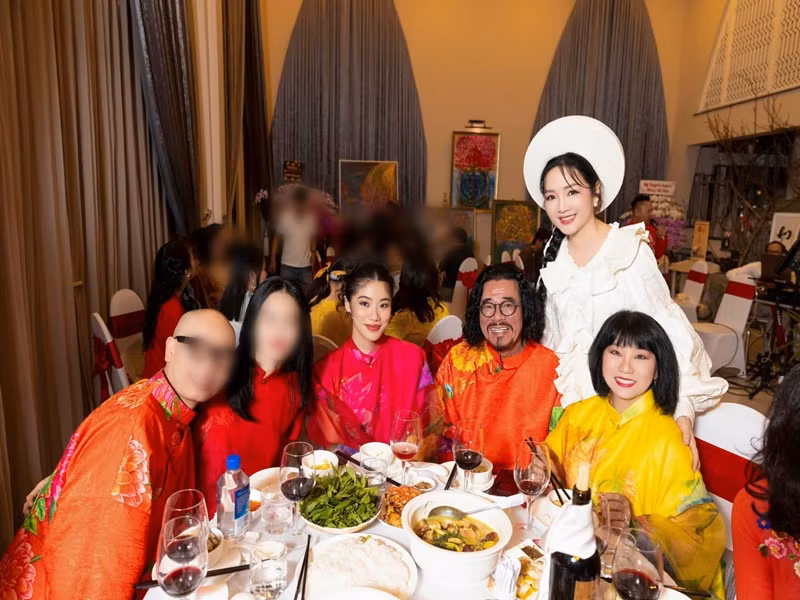 Giáng My liên tục tổ chức bữa tiệc tại nhà mời rất nhiều người thân, bạn bè. Ảnh: FB Giáng My.