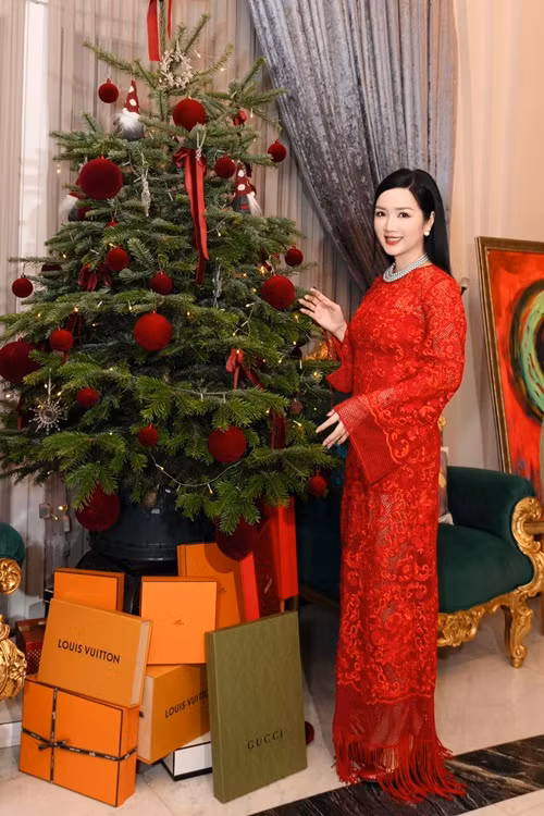 Hiện tại, chốn đi về của người đẹp sinh năm 1971 là căn biệt thự 1.000m2 ở quận 2, TP HCM. ''Căn nhà này do chính tôi lên ý tưởng xây dựng từ A-Z. Người ta nói 'đàn ông xây nhà, đàn bà xây tổ ấm' nhưng tôi tự mình làm tất cả. Nhìn tôi an nhàn, đủng đỉnh thế thôi chứ cái số là thân tự lập thân. Được cái lúc nào tôi cũng cảm thấy an yên, hạnh phúc", Giáng My chia sẻ trên Vietnamnet. Ảnh: FB Giáng My.