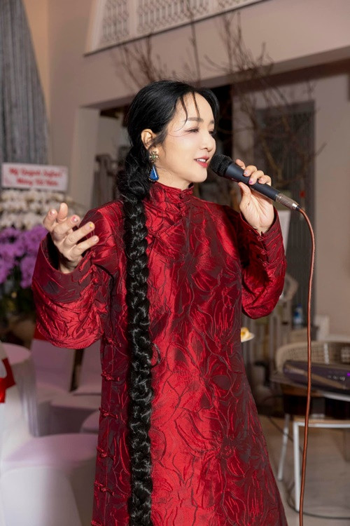 Giáng My trổ tài ca hát trong một bữa tiệc tại nhà riêng. Ảnh: FB Giáng My.