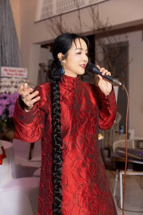 Giáng My trổ tài ca hát trong một bữa tiệc tại nhà riêng. Ảnh: FB Giáng My.