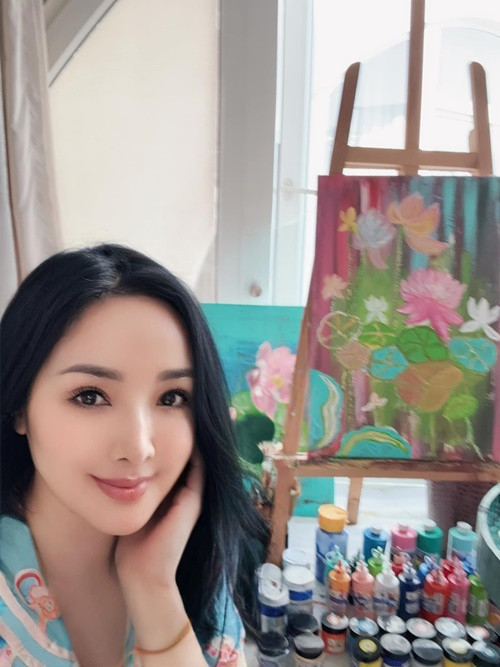 Rảnh rỗi, Giáng My uống trà, cắm hoa, nấu ăn và vẽ tranh. Ảnh: FB Giáng My.