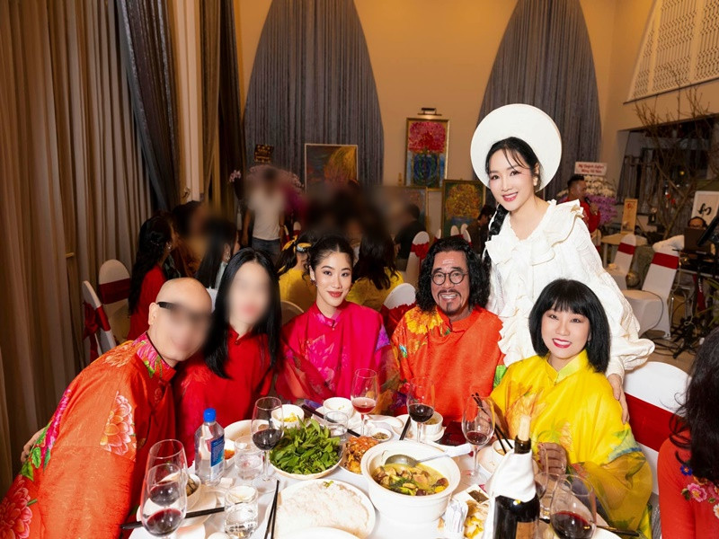 Giáng My liên tục tổ chức bữa tiệc tại nhà mời rất nhiều người thân, bạn bè. Ảnh: FB Giáng My.