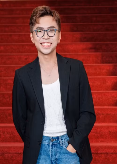 Trước lời tố của đạo diễn Lê Quốc Nam, Minh Dự chia sẻ trên Saostar: “Nếu có bài viết đó thì chắc là hiểu lầm thôi. Tôi đang ở sân khấu và chuẩn bị biểu diễn. Mọi người vẫn đang rất bình thường". Ảnh: FB Minh Dự.