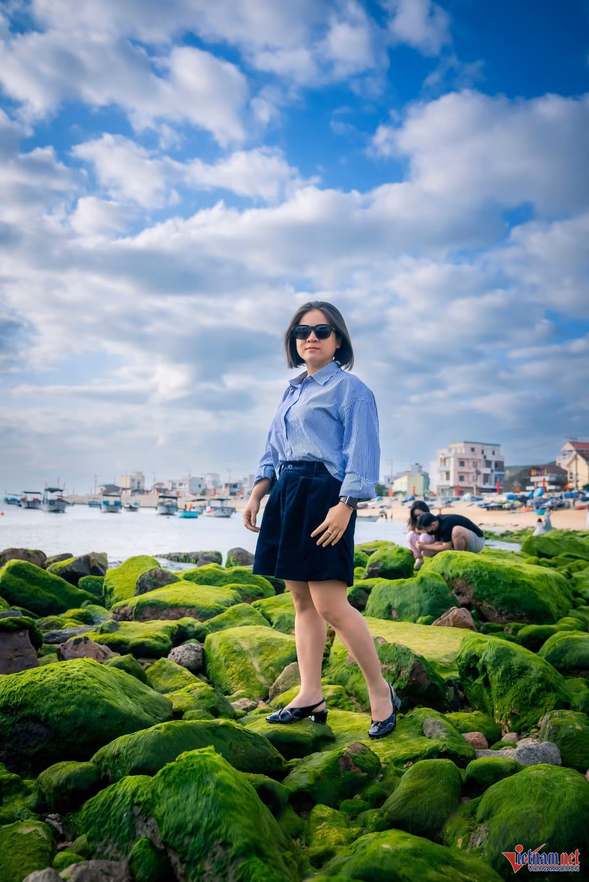 Chị Nết Lê (TP Quy Nhơn) chia sẻ: "Bãi rêu rất đẹp và xanh mướt. Biển ở đây cũng đẹp, trong xanh và cảnh vật yên bình. Năm nào tôi cũng cùng gia đình đến đây". Ảnh: Nguyễn Phan Dũng Nhân