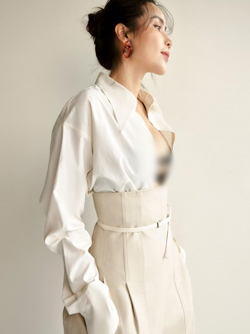 Nữ ca sĩ ăn mặc sành điệu, gợi cảm, khác hẳn với phong cách có phần diêm dúa trước đây.