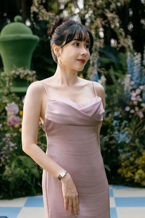 "Hạnh phúc của người đứng trên sân khấu là nhìn xuống phía dưới thấy những nụ cười, những phút lặng im khi mọi người chăm chú lắng nghe ta hát, ta chuyện trò", cô trải lòng.