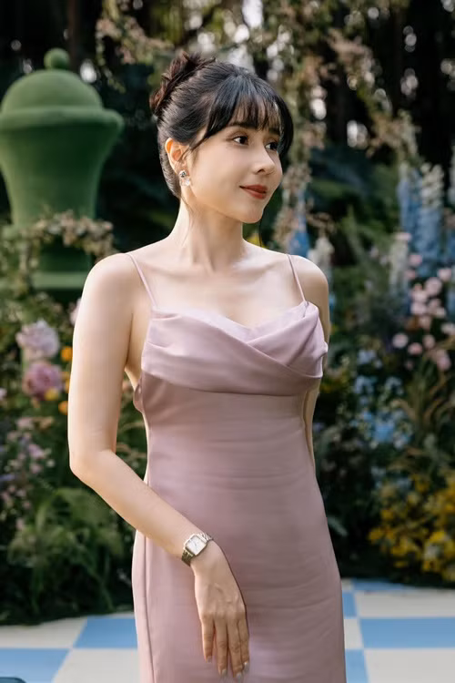 "Hạnh phúc của người đứng trên sân khấu là nhìn xuống phía dưới thấy những nụ cười, những phút lặng im khi mọi người chăm chú lắng nghe ta hát, ta chuyện trò", cô trải lòng.