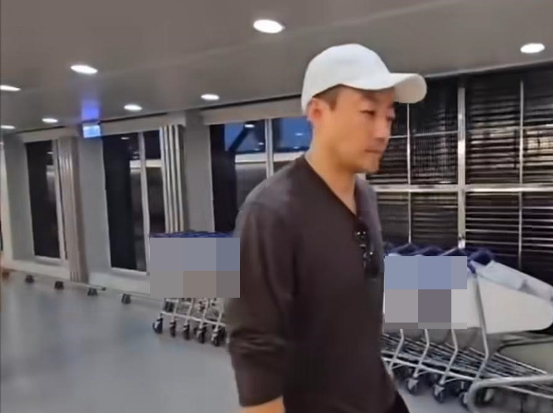 Khi diễn viên Từ Hy Viên qua đời, doanh nhân Uông Tiểu Phi tỏ ra suy sụp. Trong chuyến bay từ Thái Lan về Đài Loan (Trung Quốc), thiếu gia họ Uông lộ diện với đôi mắt sưng húp. Ảnh: Eastweek.