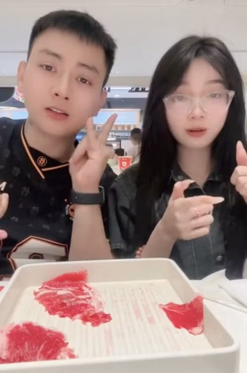 Theo Thương Hiệu và Pháp Luật, khi một cư dân mạng thắc mắc rằng liệu cô gái trong đoạn clip có phải là fan hay không, Hoài Lâm chỉ thả tim bình luận này. Ảnh: Thương Hiệu và Pháp Luật.