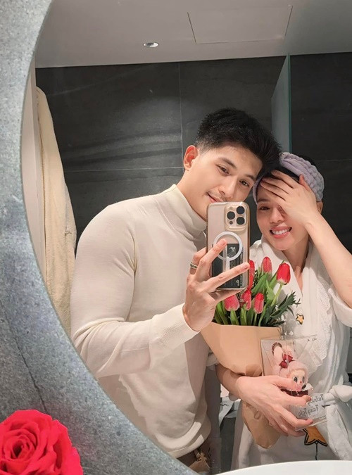 Sau khi tẩy trang, Lệ Quyên bất ngờ được Lâm Bảo Châu tặng quà Valentine. “Đi hát về, vừa tẩy trang xong thì được tặng quà. Sao không tặng lúc chưa rửa mặt nhỉ. Valentine của Quyên đây. Ai đang có nhau thì hãy nắm chặt tay nhau. Ai đang tìm kiếm thì sẽ gặp người xứng đáng. Chúc mọi người hạnh phúc đong đầy nha”, Lệ Quyên chia sẻ. Ảnh: FB Lệ Quyên.