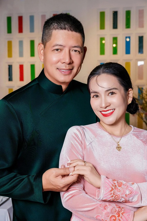 Bình Minh tặng vợ trang sức Ngày lễ tình nhân. Ảnh: FB Anh Thơ.