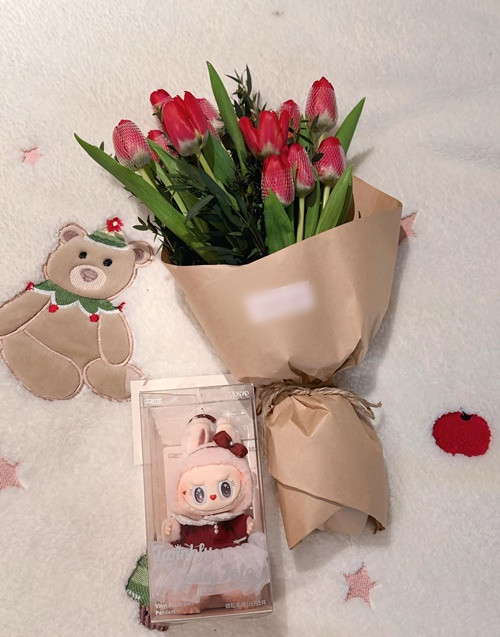 Quà Ngày lễ tình nhân của Lệ Quyên là bó hoa tulip và Baby Three. Ảnh: FB Lệ Quyên.