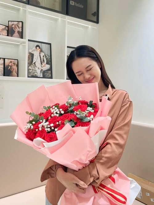 Trở về nhà sau khi đi làm xa, Anh Phạm bất ngờ được Anh Đức tặng quà Valentine. Ảnh: FB Anh Phạm.