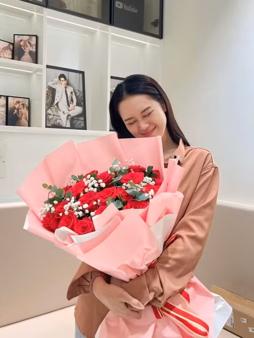 Trở về nhà sau khi đi làm xa, Anh Phạm bất ngờ được Anh Đức tặng quà Valentine. Ảnh: FB Anh Phạm.