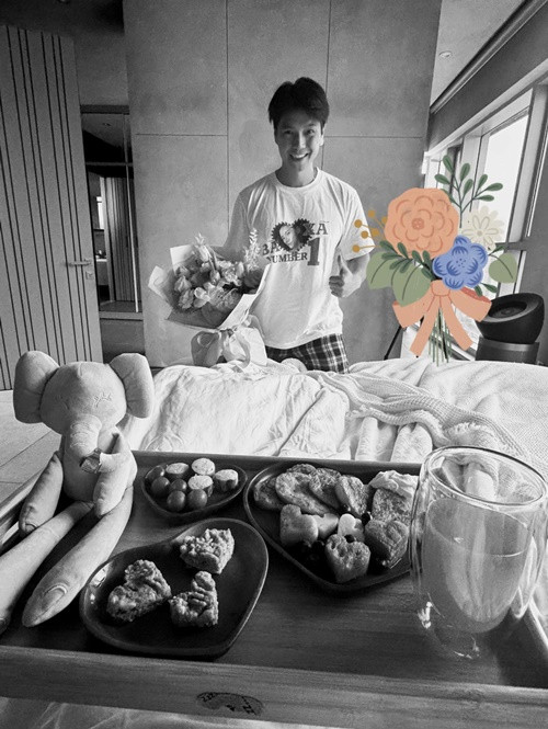 Huy Trần chuẩn bị bữa sáng, mua hoa và mặc áo hình dòng chữ: "Bà xã number 1". Ảnh: FB Ngô Thanh Vân.