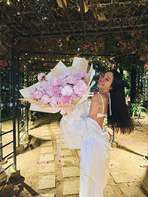 Hiền Thục vui vẻ đón ngày Valentine. Ảnh: FB Hiền Thục.