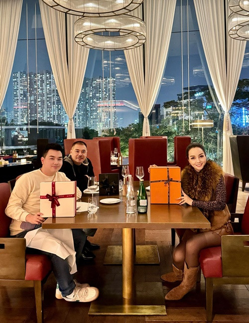 Mai Thu Huyền được chồng tặng đồ hiệu. Nữ diễn viên cảm ơn bạn đời đã chiều chuộng cô vô điều kiện. “Chúc chồng yêu của em luôn mạnh khỏe, thành công, phát tài phát lộc và yêu em trọn đời trọn kiếp này nhé”, Mai Thu Huyền viết. Ảnh: FB Mai Thu Huyền.