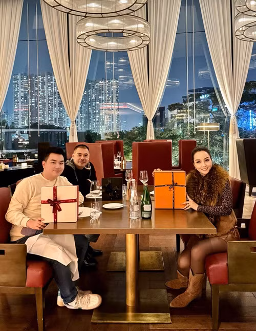 Mai Thu Huyền được chồng tặng đồ hiệu. Nữ diễn viên cảm ơn bạn đời đã chiều chuộng cô vô điều kiện. “Chúc chồng yêu của em luôn mạnh khỏe, thành công, phát tài phát lộc và yêu em trọn đời trọn kiếp này nhé”, Mai Thu Huyền viết. Ảnh: FB Mai Thu Huyền.