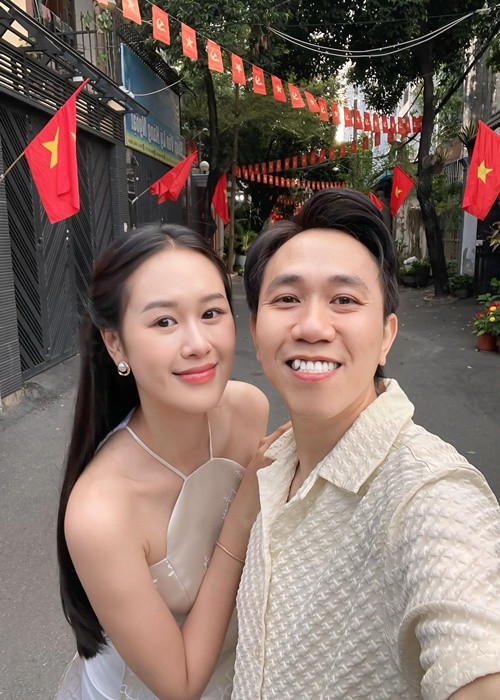 Sau đám cưới, Anh Phạm và Anh Đức dính như sam tại các sự kiện giải trí, thường xuyên đi du lịch. Trong ảnh, Anh Phạm và Anh Đức tình tứ đón Tết Nguyên đán 2025.