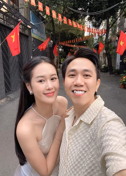 Sau đám cưới, Anh Phạm và Anh Đức dính như sam tại các sự kiện giải trí, thường xuyên đi du lịch. Trong ảnh, Anh Phạm và Anh Đức tình tứ đón Tết Nguyên đán 2025.