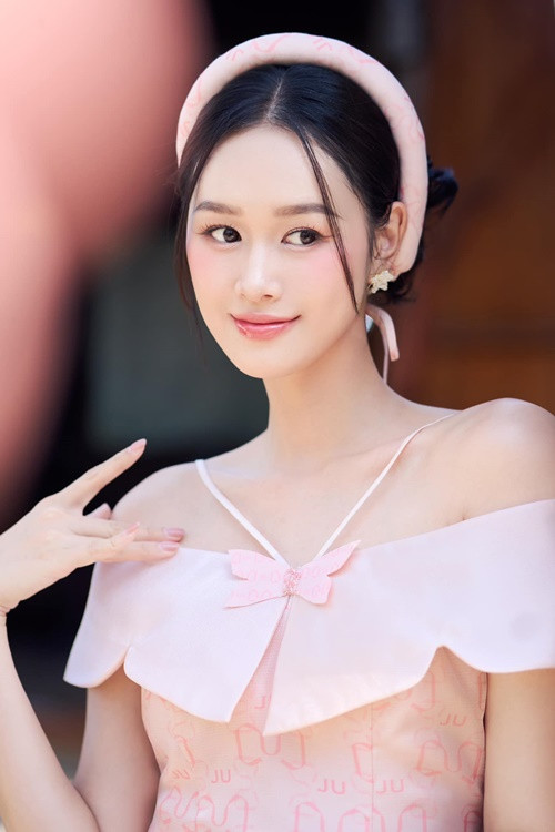 Vợ Anh Đức khoe nhan sắc dịu dàng, gợi cảm với váy áo hở vai.