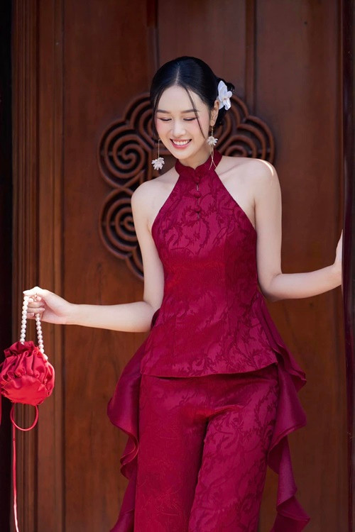 Cuối năm 2024, khi bị MC gọi nhầm thành Phạm Anh tại một sự kiện, nữ diễn viên sinh năm 1999 tỏ ra khó chịu. Cô chỉ bước lên thảm đỏ sau khi MC sửa sai.