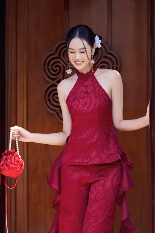 Cuối năm 2024, khi bị MC gọi nhầm thành Phạm Anh tại một sự kiện, nữ diễn viên sinh năm 1999 tỏ ra khó chịu. Cô chỉ bước lên thảm đỏ sau khi MC sửa sai.