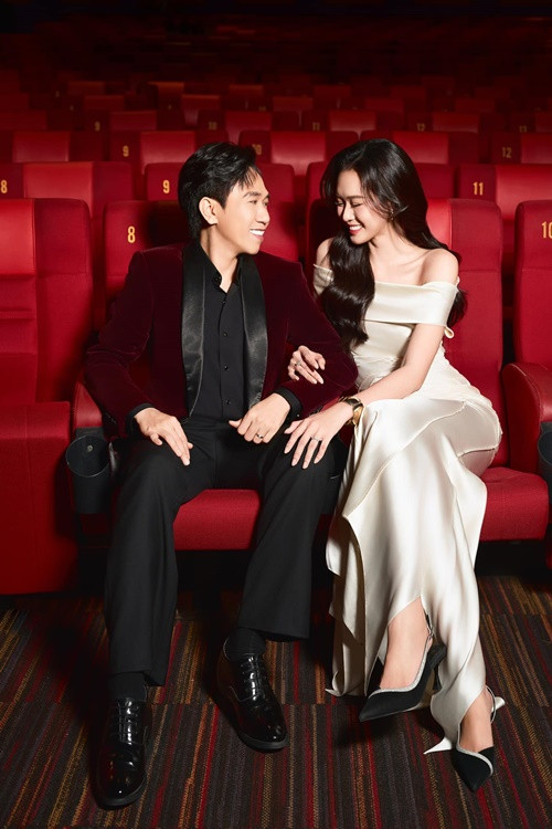 "Tôi may mắn được làm việc chung với Quỳnh Anh trong một bộ phim. Tôi đặt nghệ danh cho Quỳnh Anh là Anh Phạm. Tôi hy vọng mọi người ủng hộ để sau này Anh Phạm nổi tiếng bù cho chồng, đi trên thảm đỏ", Trấn Thành chia sẻ.