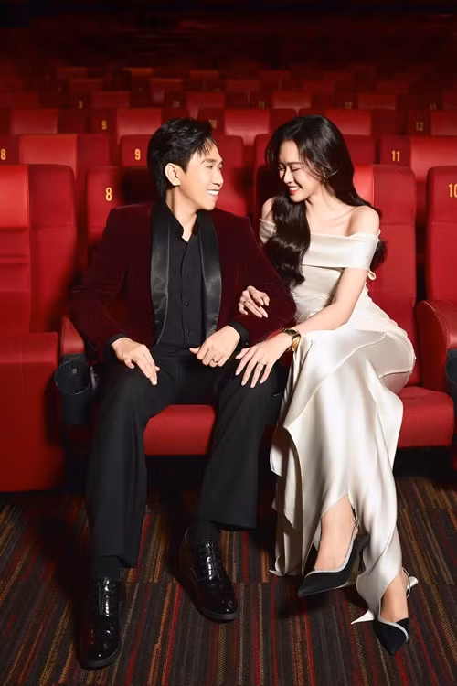 "Tôi may mắn được làm việc chung với Quỳnh Anh trong một bộ phim. Tôi đặt nghệ danh cho Quỳnh Anh là Anh Phạm. Tôi hy vọng mọi người ủng hộ để sau này Anh Phạm nổi tiếng bù cho chồng, đi trên thảm đỏ", Trấn Thành chia sẻ.