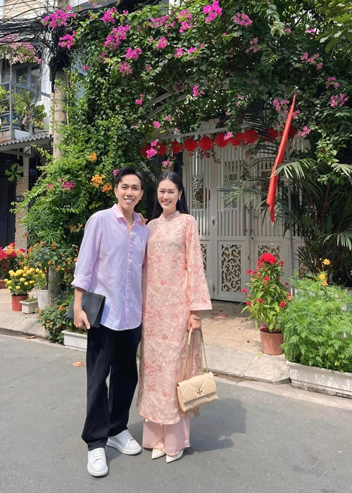 Anh Phạm từng chia sẻ trên Tiền Phong, Thay vì buồn trước danh xưng vợ diễn viên Anh Đức, cô tự nhủ bản thân phải cố gắng nhiều hơn để chinh phục khán giả qua những vai diễn.