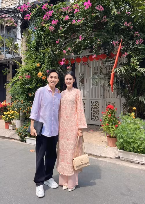 Anh Phạm từng chia sẻ trên Tiền Phong, Thay vì buồn trước danh xưng vợ diễn viên Anh Đức, cô tự nhủ bản thân phải cố gắng nhiều hơn để chinh phục khán giả qua những vai diễn.