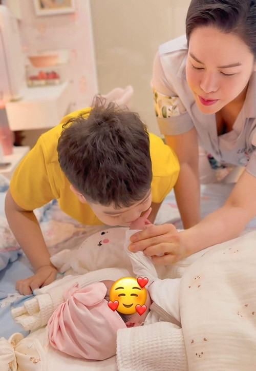 Bé Bửu Long là trái ngọt tình yêu của Nhật Kim Anh và chồng cũ Bửu Lộc. Trong những năm qua, cậu nhóc sống cùng bố. Nhật Kim Anh hiện tại chưa tiết lộ danh tính bố của con gái thứ hai.