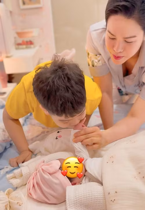 Bé Bửu Long là trái ngọt tình yêu của Nhật Kim Anh và chồng cũ Bửu Lộc. Trong những năm qua, cậu nhóc sống cùng bố. Nhật Kim Anh hiện tại chưa tiết lộ danh tính bố của con gái thứ hai.