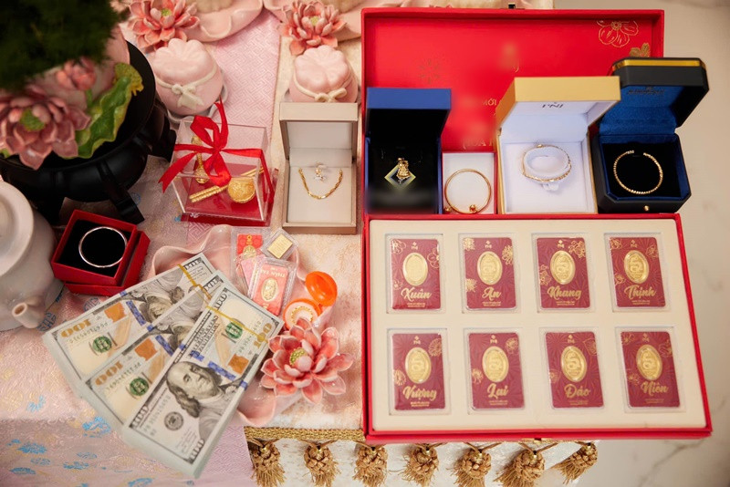 Con gái Nhật Kim Anh nhận được xấp tiền đô la, nhiều trang sức bằng vàng.