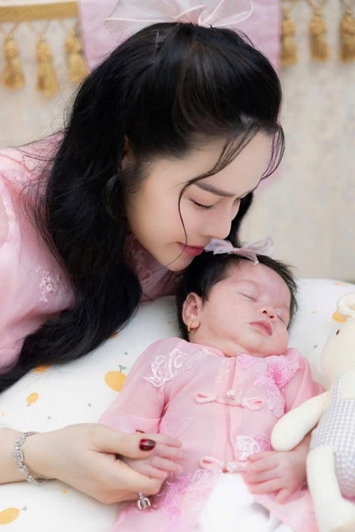 "Chúc con luôn giữ được lòng yêu thương có lòng biết ơn và bao dung. Yêu con!", nữ diễn viên nhắn nhủ con gái.