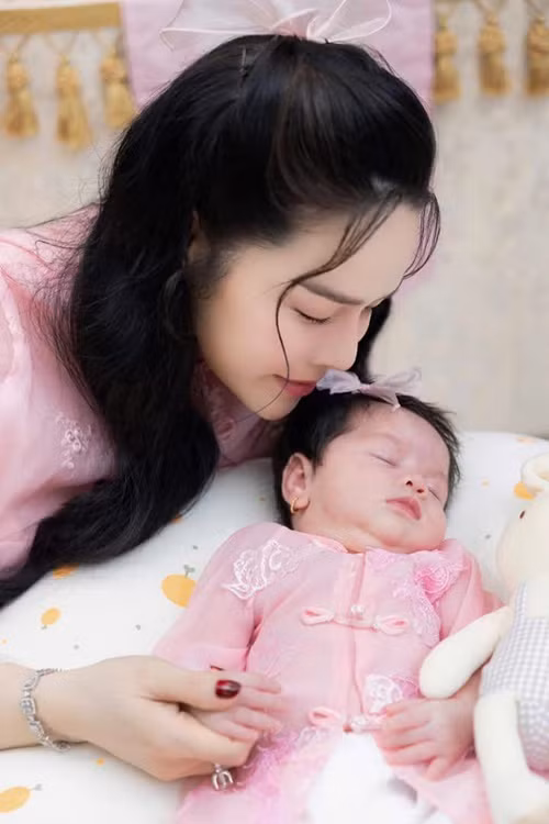 "Chúc con luôn giữ được lòng yêu thương có lòng biết ơn và bao dung. Yêu con!", nữ diễn viên nhắn nhủ con gái.
