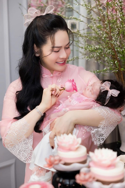 Nhật Kim Anh cầu mong con gái một đời an yên.