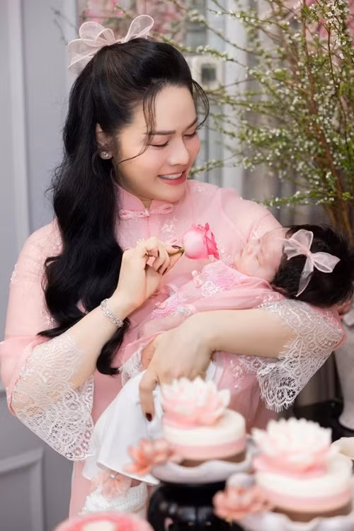 Nhật Kim Anh cầu mong con gái một đời an yên.