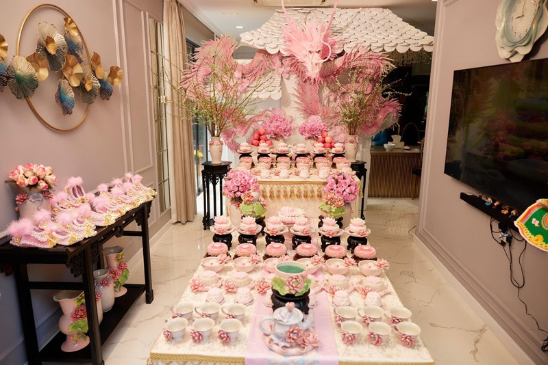 Nữ diễn viên đặt mâm lễ mang tông màu hồng, rất tươm tất.