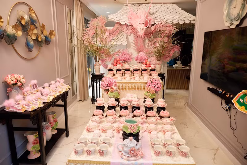 Nữ diễn viên đặt mâm lễ mang tông màu hồng, rất tươm tất.