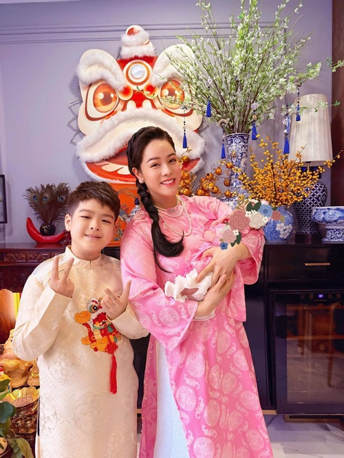 Bé Bửu Long - con trai Nhật Kim Anh ăn Tết ở biệt thự cùng mẹ và em gái.