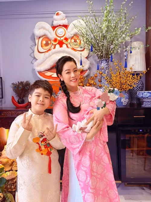 Bé Bửu Long - con trai Nhật Kim Anh ăn Tết ở biệt thự cùng mẹ và em gái.