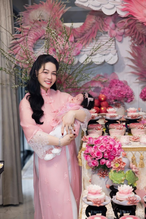 Nhật Kim Anh cùng con gái diện áo dài trong tiệc mừng.