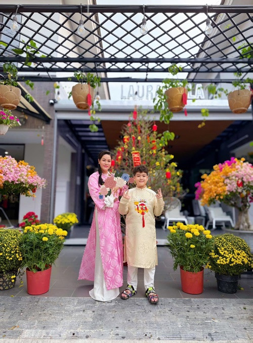 Nữ diễn viên phim Tiếng sét trong mưa đón con gái về biệt thự 20 tỷ ăn Tết vào cuối tháng 1/2025.