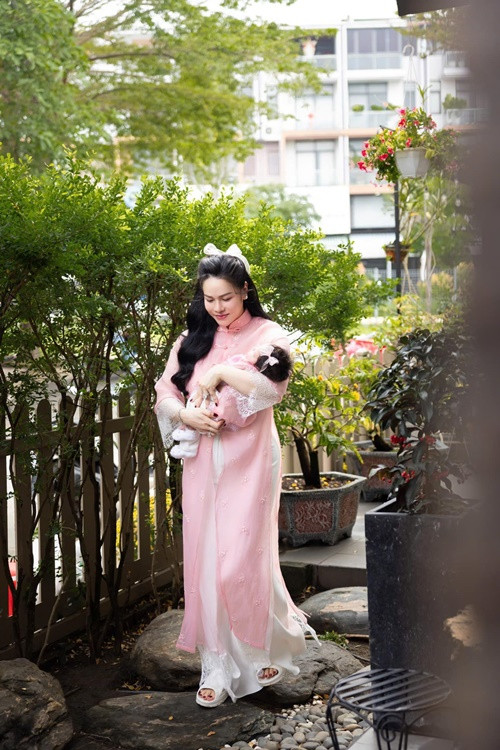 Tiệc đầy tháng của con gái Nhật Kim Anh diễn ra tại biệt thự vườn của nữ diễn viên.