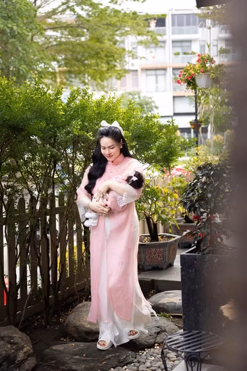 Tiệc đầy tháng của con gái Nhật Kim Anh diễn ra tại biệt thự vườn của nữ diễn viên.