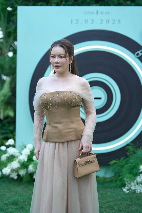 Lý Nhã Kỳ chia sẻ trước khi dự đám cưới Vũ Cát Tường: "Đi ăn cưới của cặp đôi hạnh phúc nhất 12/2. Hôm nay lại phải dùng áp lực với các em trong showbiz để chụp hoa cưới mang về báo cáo mẹ coi nào! Khổ tâm tôi lắm”. Ảnh: Znews.