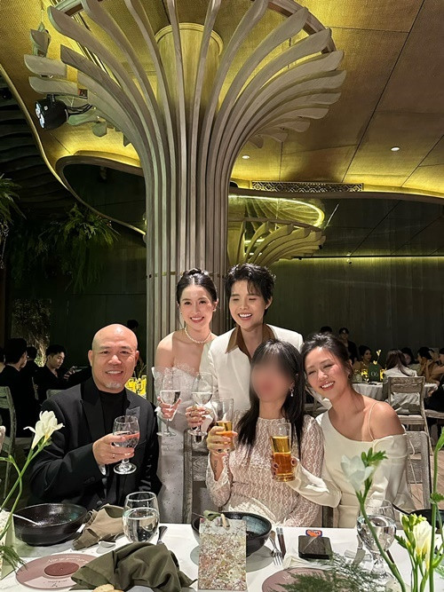 "Chúc mừng Mèo và Bí Đỏ. Cảm ơn vì một tình yêu thật đẹp, một lễ thành đôi thật ấm áp. Mong hai người hạnh phúc an yên mãi mãi về sau”, Văn Mai Hương chia sẻ. Ảnh: FB Văn Mai Hương.